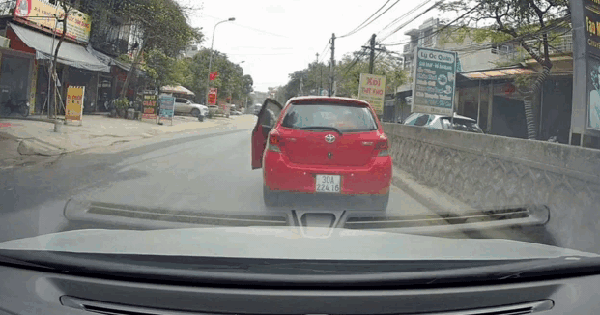 Xe ô tô đang đi bỗng nhiên dừng lại, hành động sau đó của nữ tài xế khiến nhiều người bất ngờ
