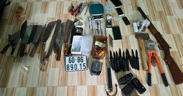 Phát hiện 2 đối tượng nghi vấn, công an truy xét thu giữ ma túy, dao, súng bắn đạn bi