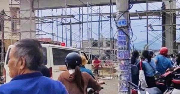 Sập giàn giáo công trình cổng chào thôn, 5 người bị thương