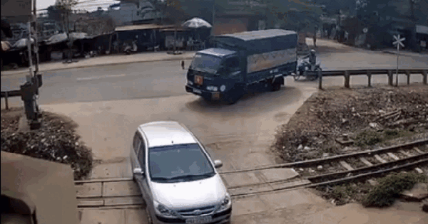 Đi qua đường ray khi thấy gác chắn đã mở, xe ô tô con vẫn gặp nạn