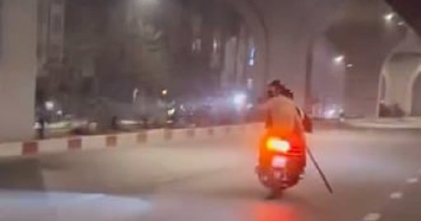 Nhóm thiếu niên 'kẹp 3' cầm hung khí đe doạ công an khi bị truy bắt