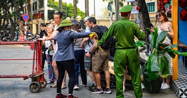 Mời nhiều du khách ra khỏi phố cà phê đường tàu