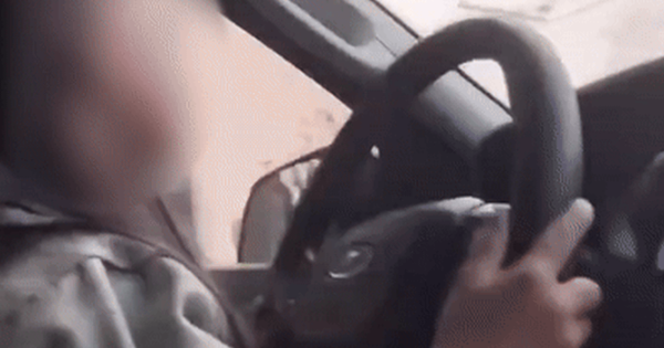Người cho bé gái cầm vô lăng điều khiển ô tô có thể sẽ bị xử lý như thế nào?