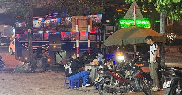 Hàng loạt nhà xe dừng đỗ đón khách trong đêm tối, lập bến cóc ngay đường lớn
