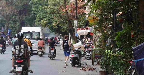 Ngược đời: Lòng đường cho người đi bộ, vỉa hè thành nơi đỗ xe