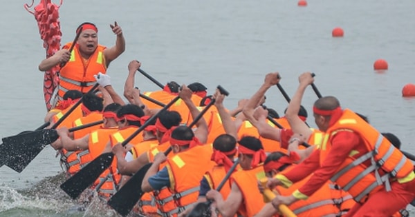 Dòng người đội mưa xem đua thuyền rồng ở lễ hội Đền Hùng