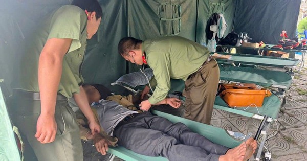 Công an Phú Thọ kịp thời sơ cứu người dân bị ngất khi đi lễ Đền Hùng