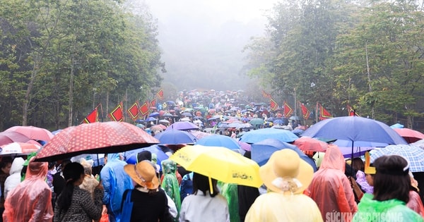 Hàng vạn du khách kiên nhẫn xếp hàng để hành lễ và tham quan Khu di tích lịch sử Đền Hùng