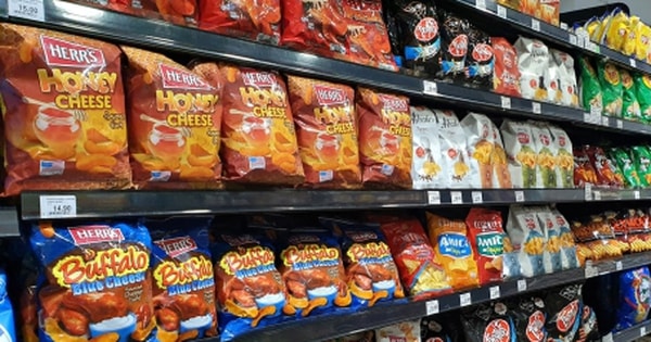 Vì sao gói bim bim to đùng nhưng bên trong có rất ít bánh?