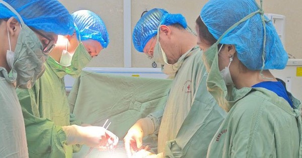 Tưởng béo bụng, cô gái 18 tuổi bất ngờ phát hiện có khối u buồng trứng 'khủng'