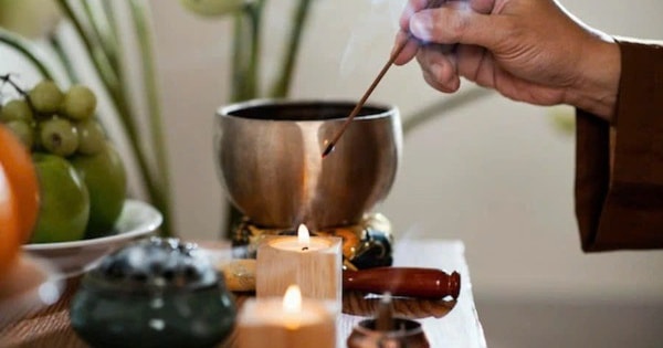 Khung giờ đẹp thắp hương chiều nay và ngày mai Rằm tháng 3 âm lịch Giáp Thìn 2025 để khẩn cầu đắc linh ứng