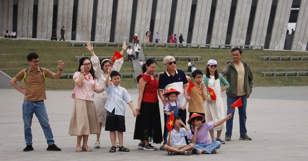 Chật kín khách tham quan sau 2 ngày mở bán vé tại Bảo tàng Lịch sử Quân Sự Việt Nam