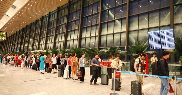 Nhà ga T3 sân bay Tân Sơn Nhất đón những vị khách đầu tiên