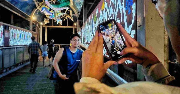 'Thủy cung' ngoài trời tại cầu đi bộ Trần Nhật Duật - địa điểm check-in cực nghệ giữa lòng Hà Nội