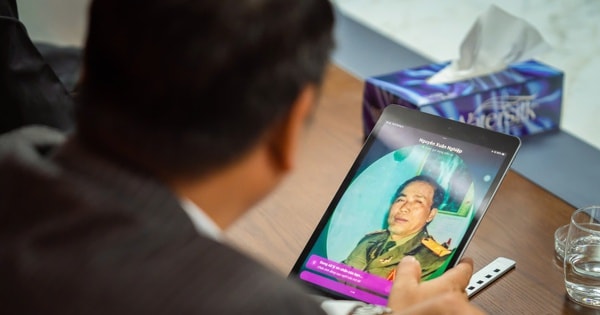 Khoảnh khắc nghẹn ngào của con trai gặp lại người cha đã khuất nhờ trí tuệ nhân tạo