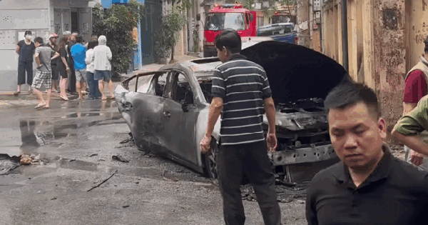 Xe ô tô cháy trơ khung khi đang đỗ trong ngõ ở Hà Nội