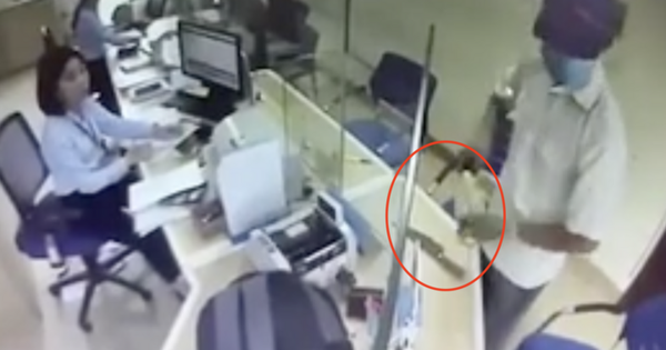 Người đàn ông bịt mặt, cầm dao xông vào cướp ngân hàng ở Hà Nội