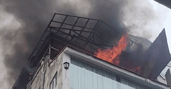 Hà Nội: Khống chế đám cháy nhà dân nằm sát trường tiểu học ở quận Hoàn Kiếm