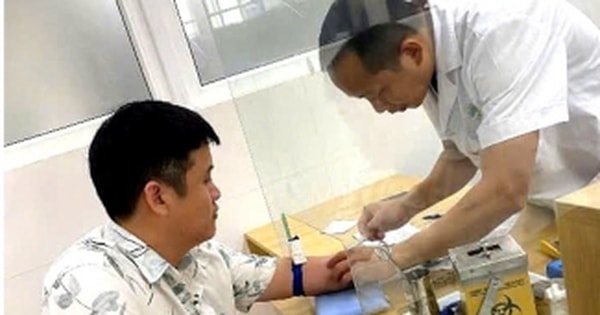 Hai cán bộ cảnh sát ma tuý hiến máu cứu cậu bé dân tộc Mông