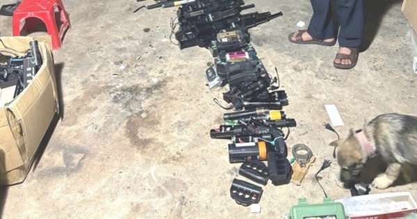 Tàng trữ, mua bán công cụ hỗ trợ trái phép, 2 đối tượng bị khởi tố