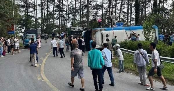 Lật xe khách trên đường đèo Tam Đảo, 2 người tử vong, hơn 10 người bị thương