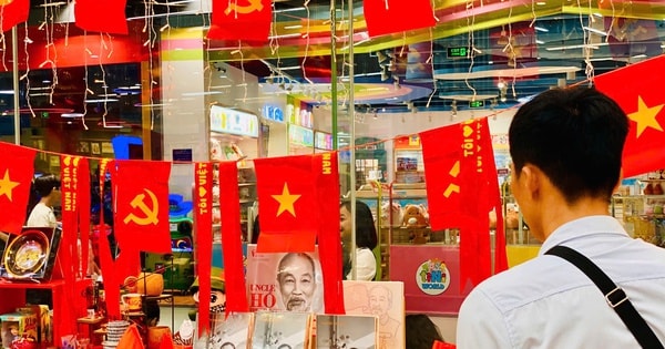 Trung tâm thương mại, khu vui chơi giải trí chật kín người dịp nghỉ lễ 30/4 – 1/5