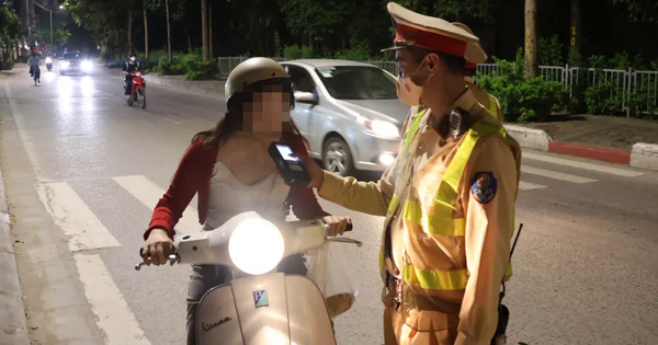 Vừa uống bia với thông gia, vẫn đi xe máy, người đàn ông bị lập biên bản