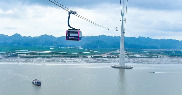 Du khách háo hức trải nghiệm xe điện, tàu cao tốc tới Cát Bà