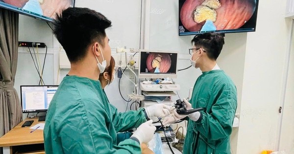 Người phụ nữ thường xuyên đau bụng, chán ăn thừa nhận thói quen ăn trái cây nhiều người hay mắc phải