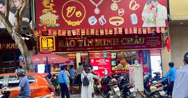 Giá vàng giảm, người dân xếp hàng chờ mua