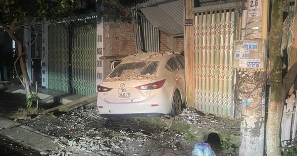 Gây tai nạn rồi bỏ chạy, lái xe Mazda tông thẳng vào nhà dân