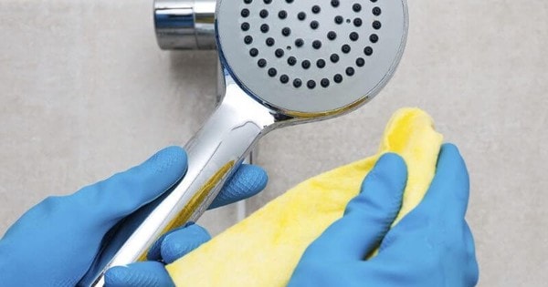 Cách cực dễ làm sạch cặn bẩn ở vòi sen, vòi sen sạch bóng như mới