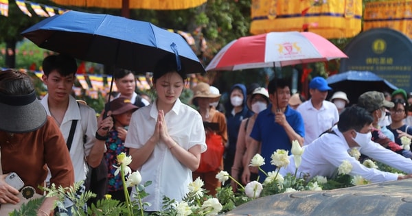 Cận cảnh bàn chân Đức Phật 'khổng lồ' ở chùa Tam Chúc thu hút người dân