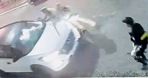 Không chấp hành hiệu lệnh dừng xe để kiểm tra nồng độ cồn, tài xế ô tô lao thẳng xe vào CSGT