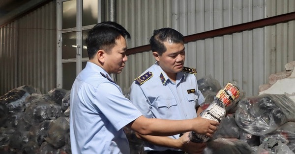 Nhà xưởng ngoại thành Hà Nội sản xuất hàng chục nghìn đôi tất 'hàng hiệu' giả mạo