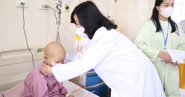 Bộ trưởng Bộ Y tế Đào Hồng Lan thăm và tặng quà các bệnh nhi tại Bệnh viện K nhân dịp Quốc tế Thiếu nhi