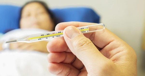 Cách phân biệt sốt phát ban, sốt xuất huyết, tay chân miệng và bệnh sởi để không bỏ lỡ 'thời điểm vàng' đưa con đi viện