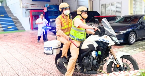 2 chiến sĩ CSGT mở đường, hỗ trợ đưa sản phụ vỡ ối chuyển dạ đến bệnh viện cấp cứu