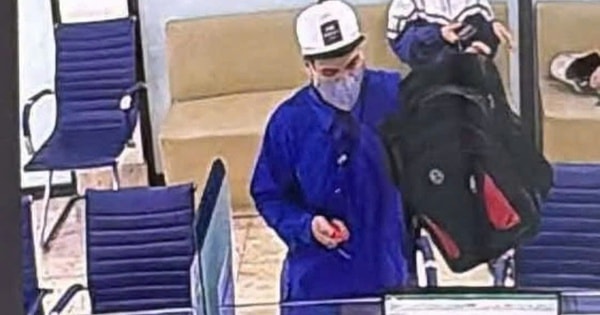 Xôn xao clip người đàn ông bịt khẩu trang dùng dao khống chế nữ nhân viên cướp ngân hàng