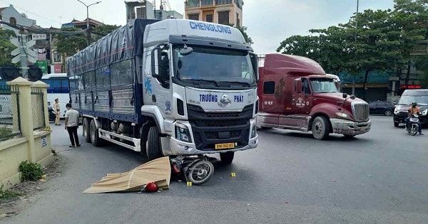 Nữ sinh tử vong thương tâm dưới bánh xe tải