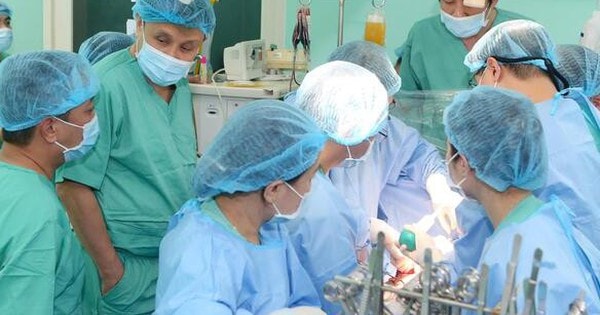 Bé trai 15 tháng tuổi hồi sinh kỳ diệu nhờ ghép gan của một người đàn ông