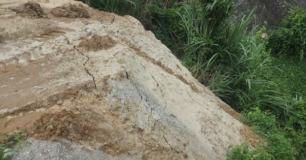 Cận cảnh bãi tập kết bột đá, cát thạch anh ngoài môi trường tại khu công nghiệp Thanh Bình ở Bắc Kạn