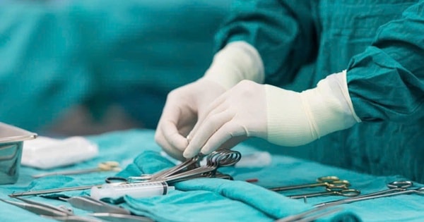 Bé trai 13 tuổi bị xoắn tinh hoàn được bác sĩ phẫu thuật thành công