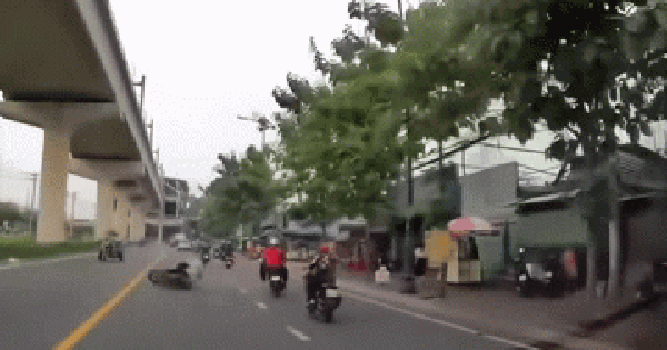 Triệu tập thanh niên 'tung cước' khiến người chạy xe máy té xuống đường ở TP Thủ Đức