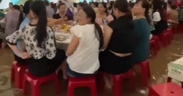 Đám cưới đáng nhớ của vợ chồng trẻ, khách ngồi trong nước lũ chúc mừng hạnh phúc