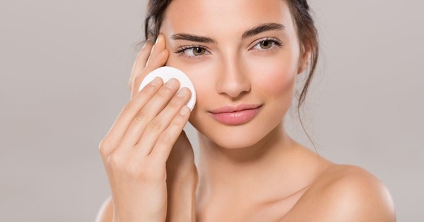 Tẩy trang đúng cách làm sạch da, ngừa mụn