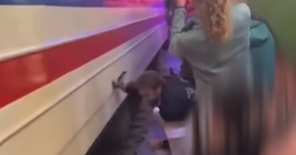 Từ vụ du khách suýt gặp nạn ở phố đường tàu: Ai phải chịu trách nhiệm nếu không may sự cố xảy ra?