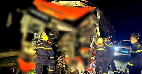 Cắt xe giải cứu hành khách mắc kẹt sau tai nạn nghiêm trọng trên cao tốc Đà Nẵng – Quảng Ngãi