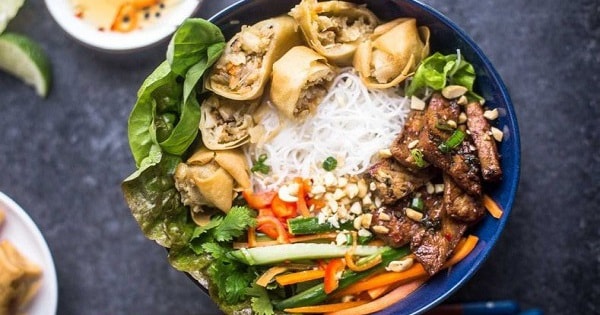 Loại rau sống ăn kèm bún thịt nướng lại có tác dụng hỗ trợ ngừa ung thư ruột kết – bạn có đang bỏ lỡ?