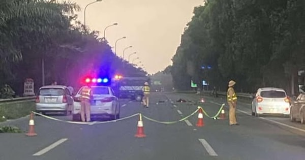 Đi ngược chiều trên cao tốc, xe máy va chạm ô tô tải khiến 1 người tử vong ở Hà Nội